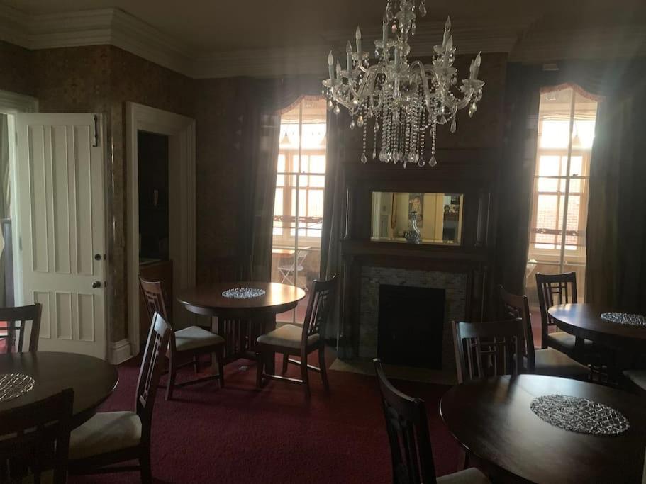 Merry Mansion East Dubuque エクステリア 写真