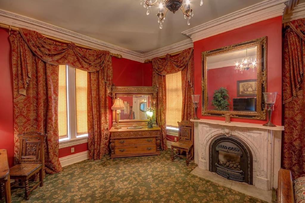 Merry Mansion East Dubuque エクステリア 写真