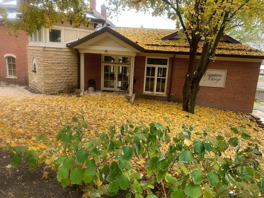 Merry Mansion East Dubuque エクステリア 写真