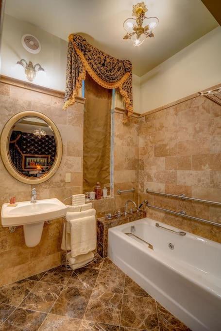 Merry Mansion East Dubuque エクステリア 写真