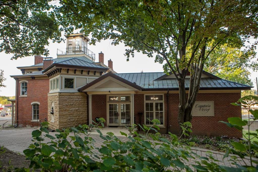 Merry Mansion East Dubuque エクステリア 写真